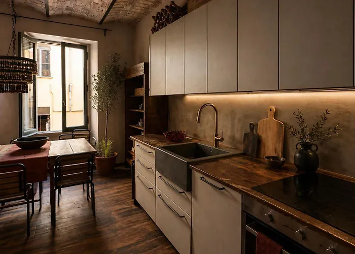 New In Center Sleeps 8 Rome